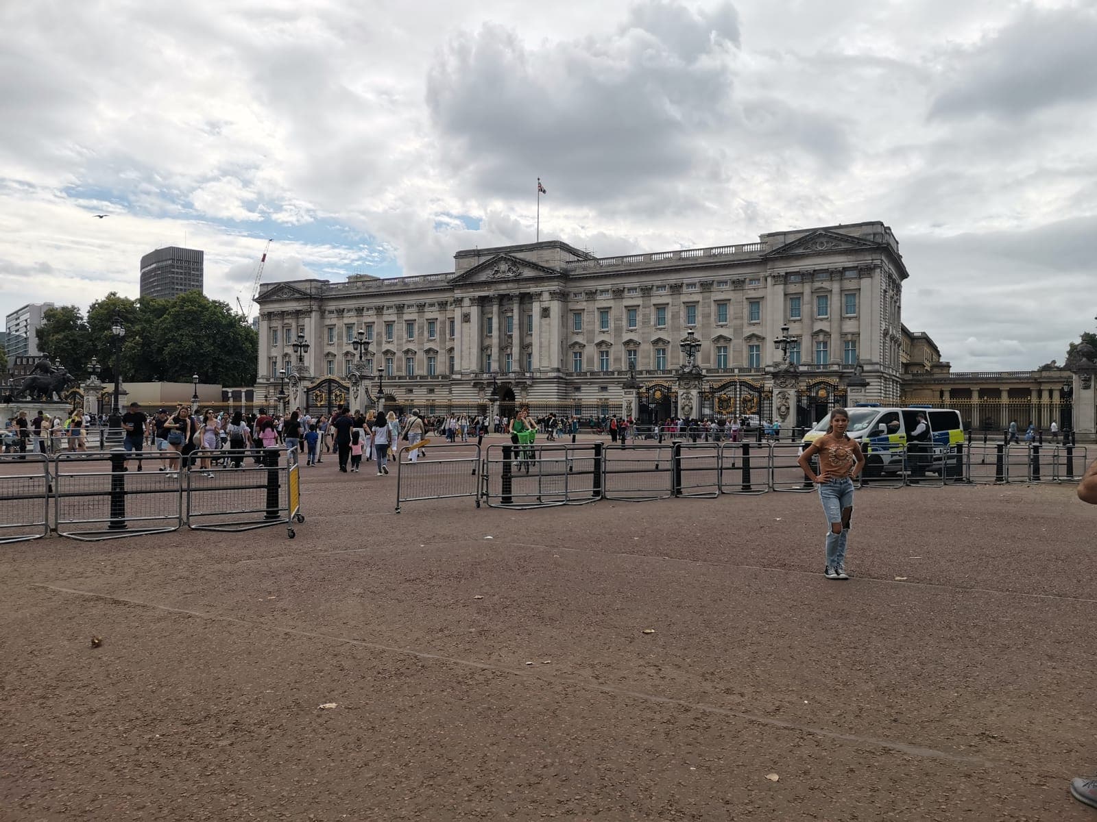 1:50 pm. Buckingham Palace, and everyone who had the same idea.