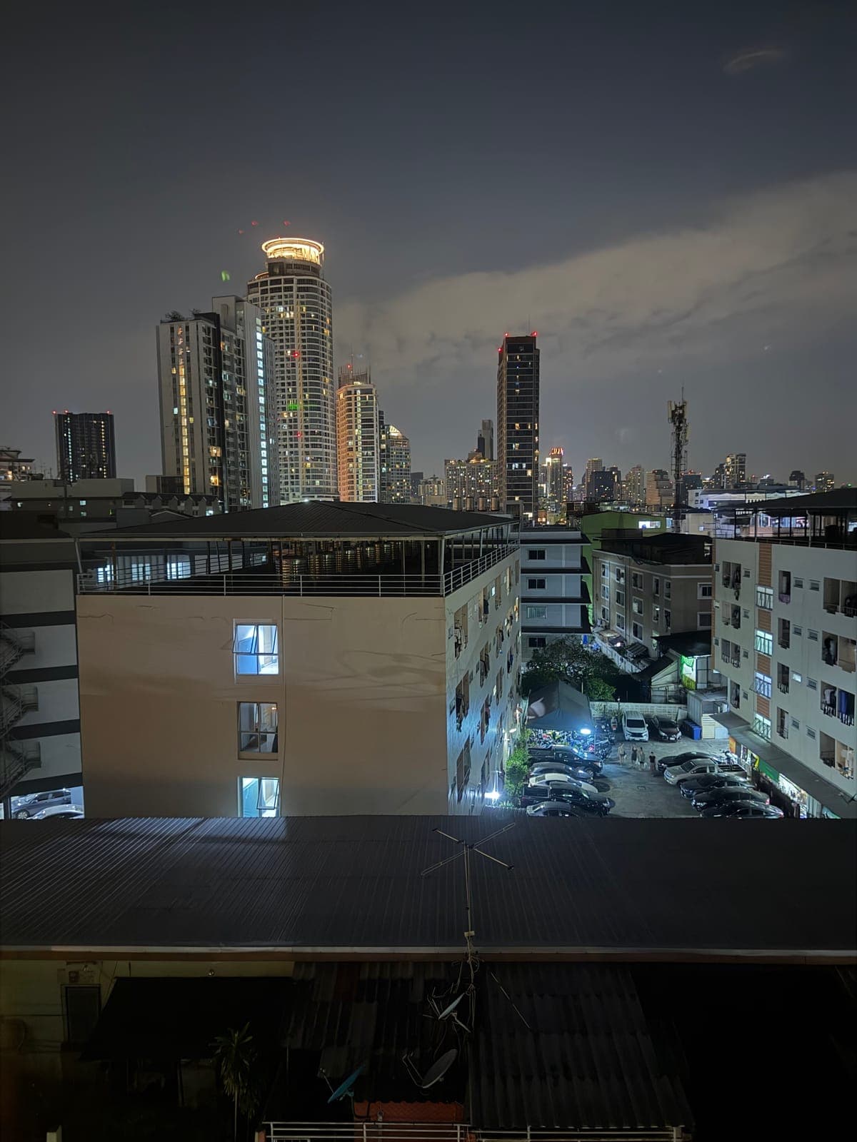 Wednesday, 11:21 pm. The view from my window.