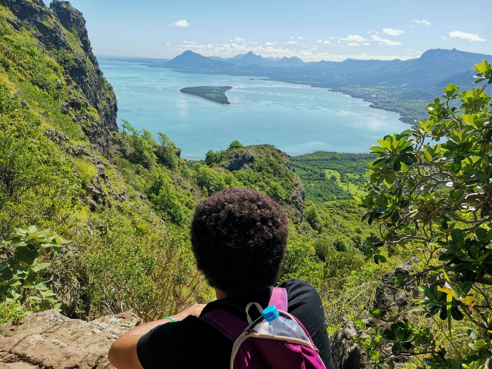 9:50 am, on the way down. Île aux Bénitiers below.
